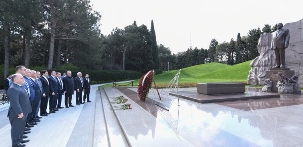 ATİA rəhbərliyi İnşaatçılar Günü münasibətilə Ulu Öndərin məzarını ziyarət edib - FOTOLAR