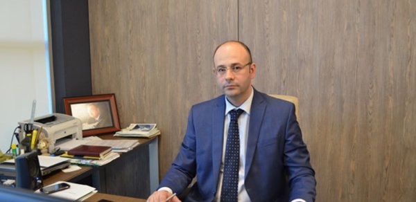 Yeni sədr işdən çıxartdığı rəisin əvəzinə onu təyin etdi