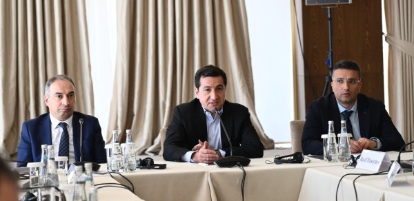 Hikmət Hacıyev “Sülh Körpüsü” təşəbbüsünün iştirakçıları ilə görüşə dair paylaşım edib