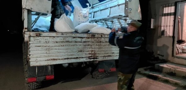 Qubada torpaq sürüşməsi baş verən kəndə ərzaq yardımı göndərilib