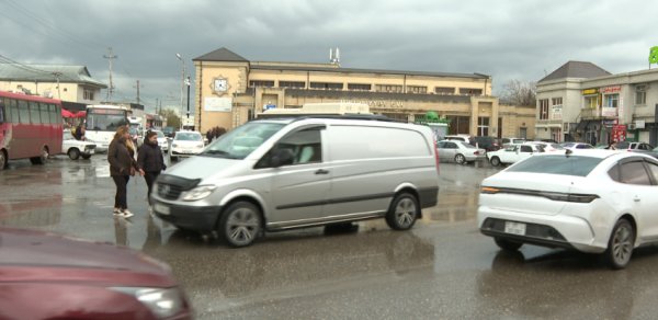 Binəqədinin mərkəzi yolunda təhlükəli vəziyyət var - VİDEO