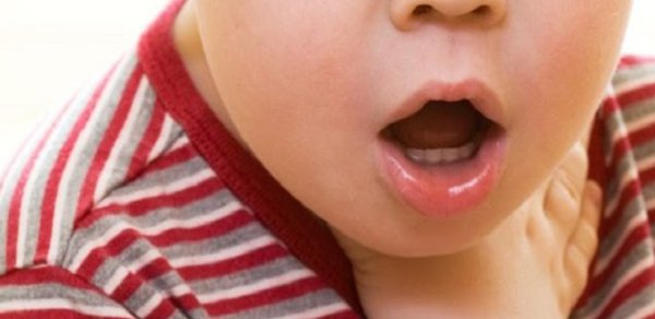 Boğazında qida qalan 2 yaşlı uşaq öldü