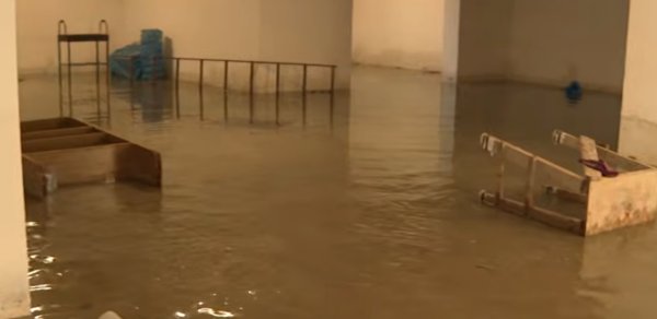 Şəhid ailələri üçün tikilən binaların zirzəmisini su basdı - 18 gündür çəkilmir - Video