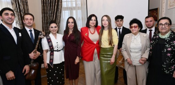 Leyla və Alena Əliyevalar kitab təqdimatında - FOTOLAR