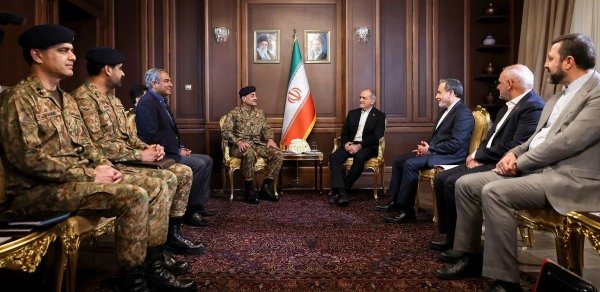 Məsud Pezeşkian Pakistan ordusunun baş komandanı ilə görüşüb