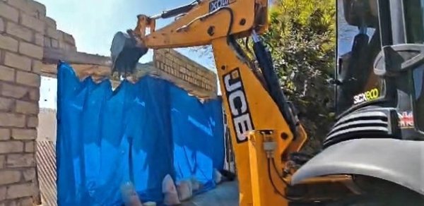 Gəncədə qanunsuz tikili sökülüb - VİDEO