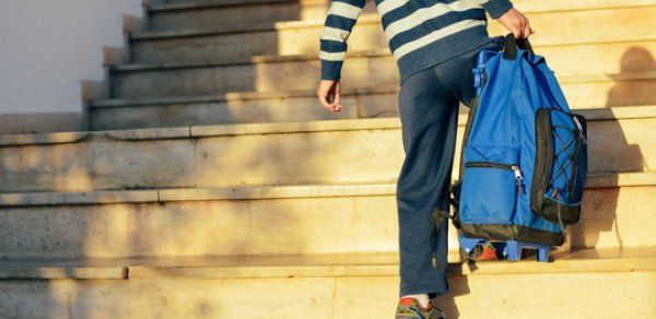 "Ağır məktəbli çantaları uşaqların sağlamlığına təhlükə yaradır" - Ekspertdən Xəbərdarlıq