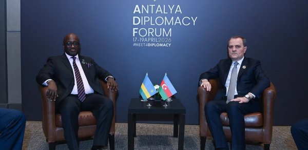 Ceyhun Bayramov ruandalı həmkarı ilə çoxtərəfli əməkdaşlığın perspektivlərini müzakirə edib