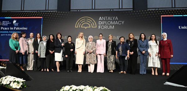 Mehriban Əliyeva Antalya Diplomatiya Forumu çərçivəsində paneldə iştirak edib - FOTO