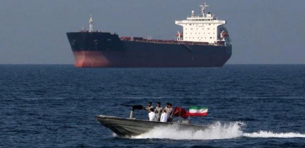 ABŞ qüvvələri İran gəmisinə atəş açıblar