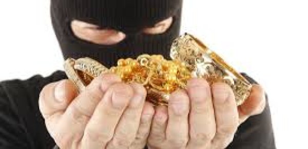 Evdən 8000 manatlıq qızıl oğurlayan şəxslər saxlanıldı