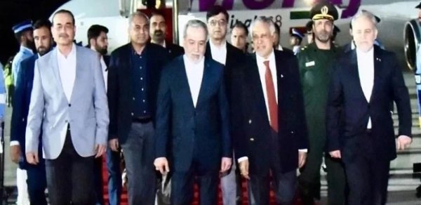 İran XİN başçısı Omana səfərdən sonra yenidən İslamabada qayıdıb