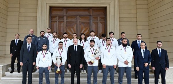 Prezident çempion güləşçiləri qəbul etdi - Fotolar