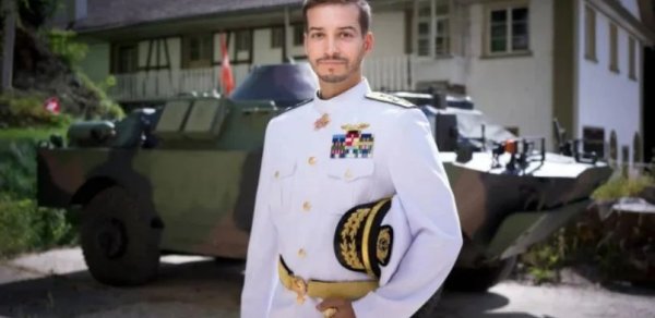 Sahibsiz torpaqları ələ keçirib özünü kral elan etdi - Fotolar