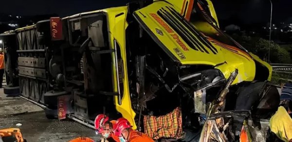 İndoneziyada avtobusla avtosistern toqquşdu