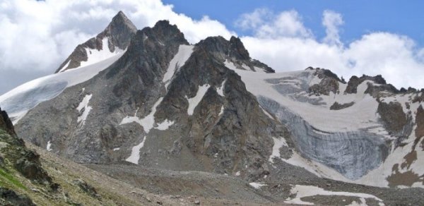 Elbrus dağında iki turist itkin düşdü