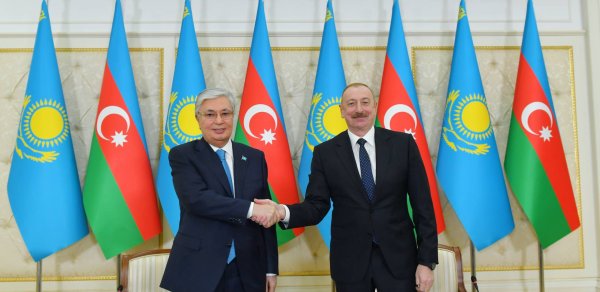 İlham Əliyev Kasım-Jomart Tokayevə zəng etdi