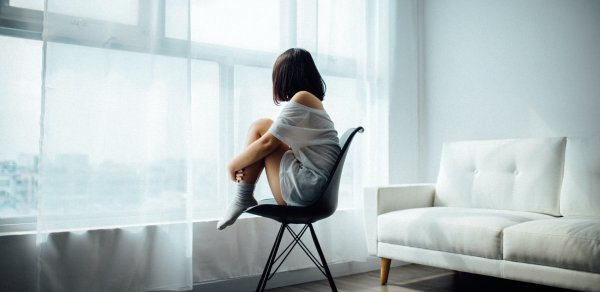 Depressiya üçün yeni üsul: Gözə taxılan kontakt linza beyinə siqnal göndərir