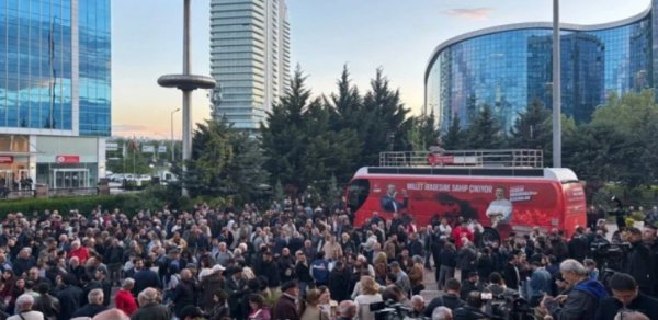 Kılıçdaroğlunun tələbi ilə Özgür Özel və tərəfdarları CHP mərkəzi qərargahından çıxarılıb