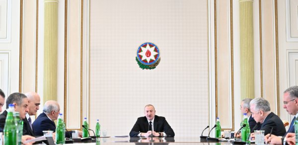 İlham Əliyev müşavirə keçirdi - FOTOLAR