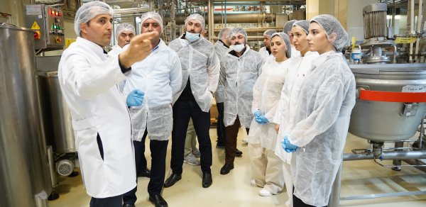 Media nümayəndələri “Made in Azerbaijan” brendini dünyaya tanıdan “Ulduz” fabrikində - FOTOLAR