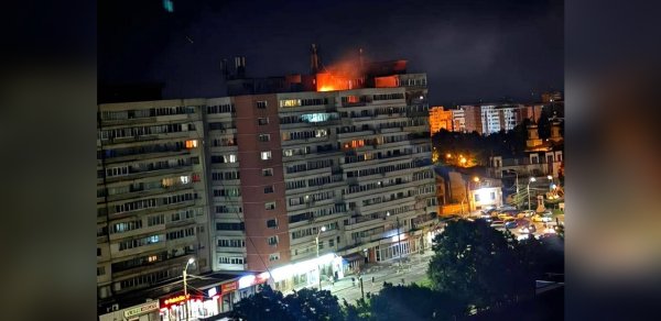 Rumıniyada PUA yaşayış binasına çırpıldı - Yaralılar var-Video