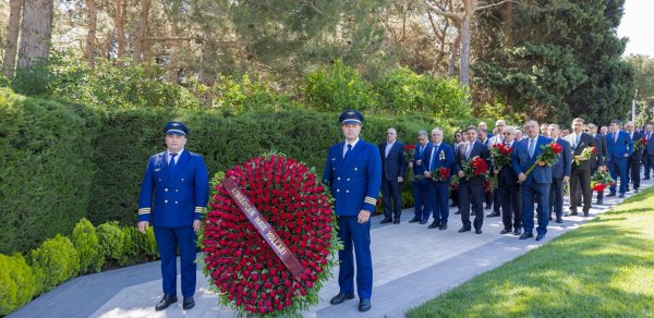 AZAL kollektivi və mülki aviasiyanın digər nümayəndələri Fəxri xiyabanı ziyarət etdi - FOTOLAR