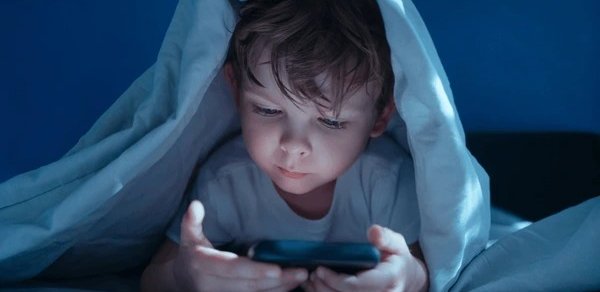 Smartfonla erkən yaşda tanışlıq uşaqlarda psixoloji riskləri artırır - XƏBƏRDARLIQ