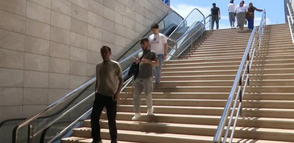 Bu yoldakı keçidin eskalatorları işləmir - Video