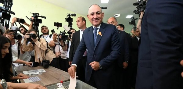Paşinyan parlament seçkilərində səs verib