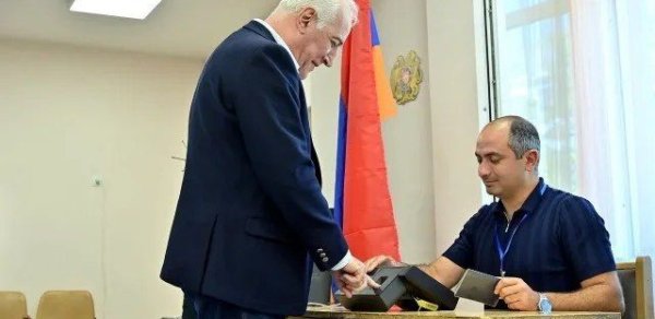 Ermənistanda seçki: Xaçaturyan səs verdi