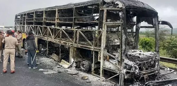 İraqda zəvvarları daşıyan avtobus yandı - 25 nəfər öldü