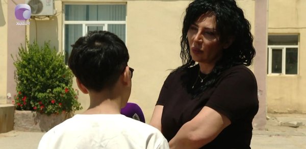 Bakıda şagirdin saçı qırxıldı - Dərsdə saqqız çeynədiyinə görə - VİDEO
