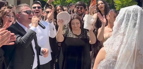 Erməni müğənni oğlunun toyunda "Muleyli"ni oxudu - VİDEO
