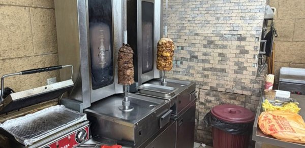 Bakıda tanınmış restoranda dönərə görün nə qatırlar - Fotolar