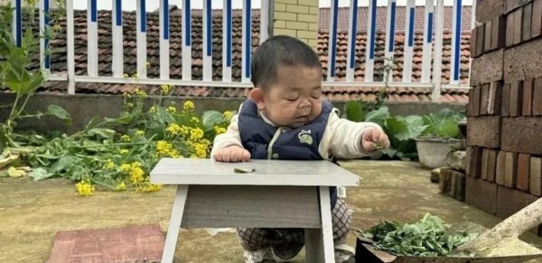 25 yaşı olsa da uşaq kimi görünür - FOTO
