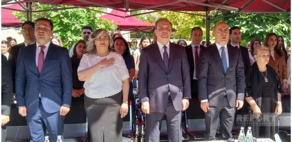 Emin Əmrullayev Gəncədə "Son zəng" mərasimində iştirak edir