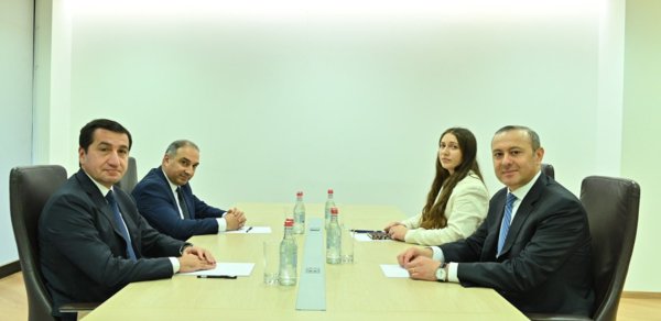 Hikmət Hacıyev Ermənistanda Qriqoryanla görüşdü