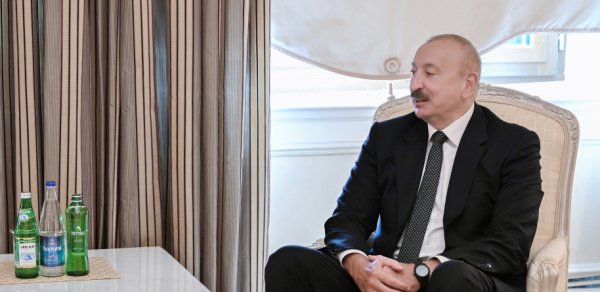 Prezident otağındakı heykəldən danışdı - FOTO