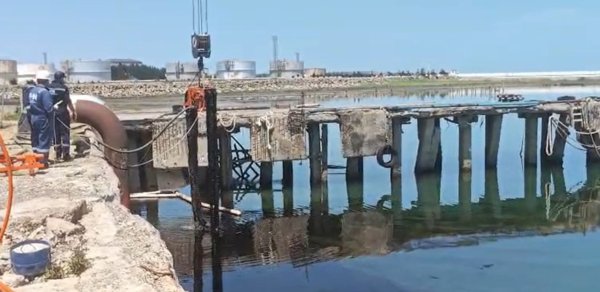 Dübəndidə dəniz sahilində neft qalıqları yığıldı - Kənarlaşdırılır - Video