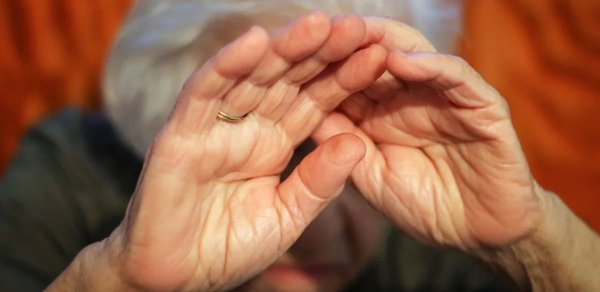 Vəhşicəsinə döyülən 83 yaşlı qadın xəstəxanada öldü - Oğlu saxlanıldı