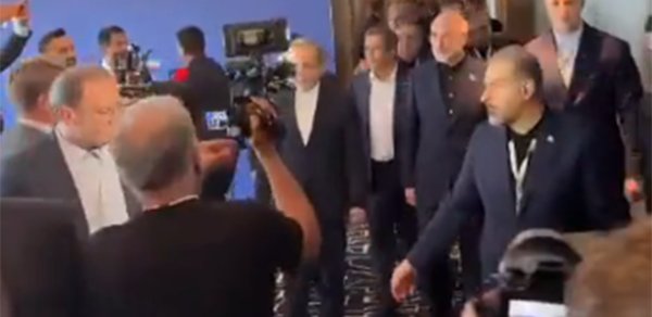İran heyəti ABŞ nümayəndələri ilə şəkil çəkdirməkdən imtina etdi - Video