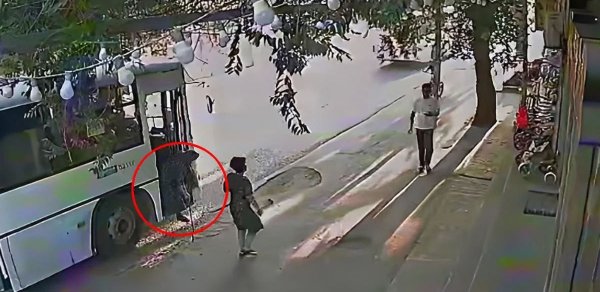 Bakıda dəhşətli qəza: Avtobus yaşlı qadının üstündən keçdi - TƏFƏRRÜAT