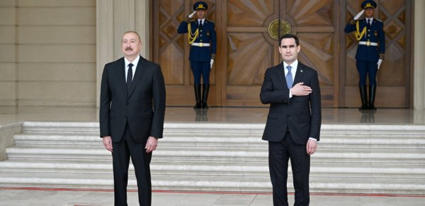 Prezident həmkarını qarşıladı