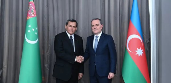 Ceyhun Bayramov türkmənistanlı həmkarı ilə müzakirə apardı