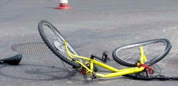 20 yaşlı velosipedçini maşın vurdu - Durumu ağırdır