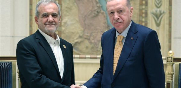 Pezeşkian Ərdoğanla regional məsələləri müzakirə etdi