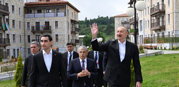 Prezidentlər Şuşada inşa edilmiş birinci yaşayış kompleksində - Fotolar