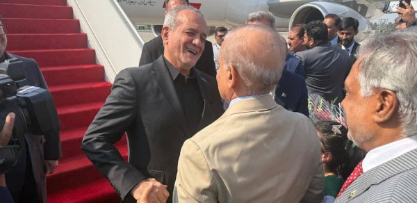 Pezeşkian Pakistandadır