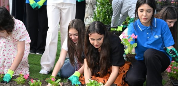 Leyla Əliyeva və Arzu Əliyeva Bakı Bulvarında mövsümi güllərin əkilməsi aksiyasında iştirak ediblər - FOTO